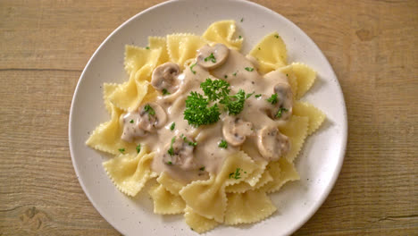 Pasta-Farfalle-Con-Salsa-De-Crema-Blanca-De-Champiñones---Estilo-De-Comida-Italiana