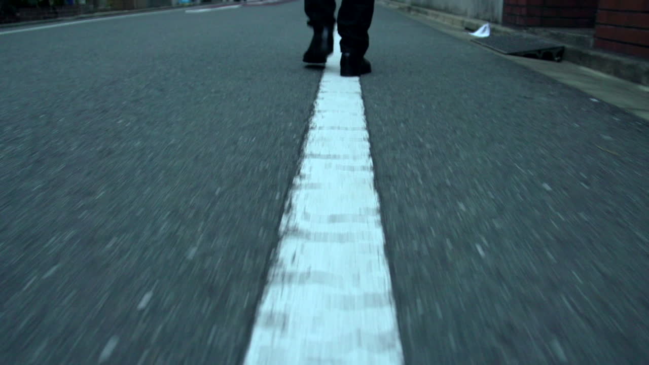 검은 옷을 입은 남자를 쫓고 있다