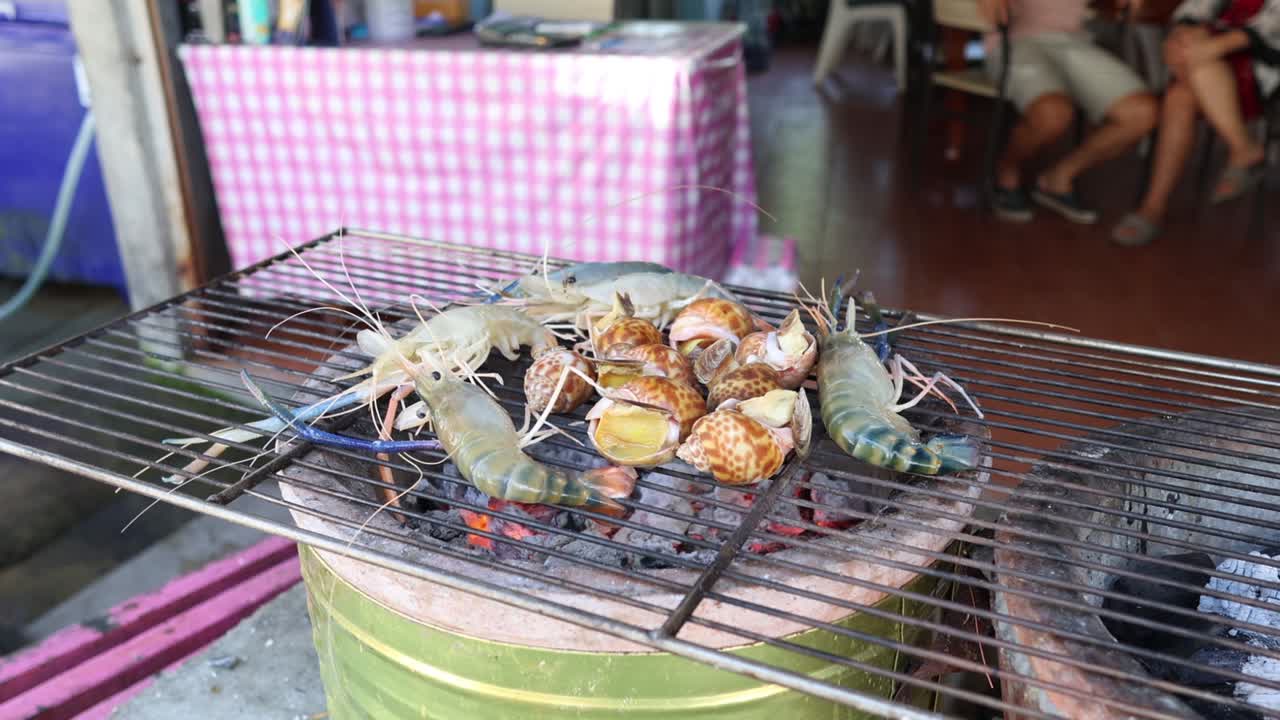 야외 에서 석탄 그릴 에 크래브 를 요리 하는 것