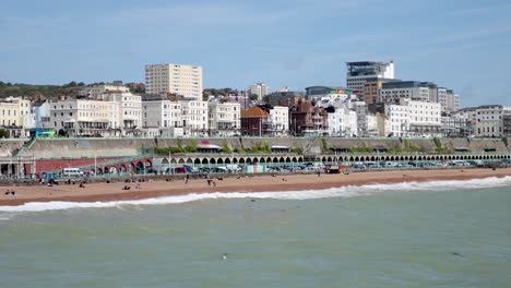 vista de la orilla del mar con edificios y bañistas