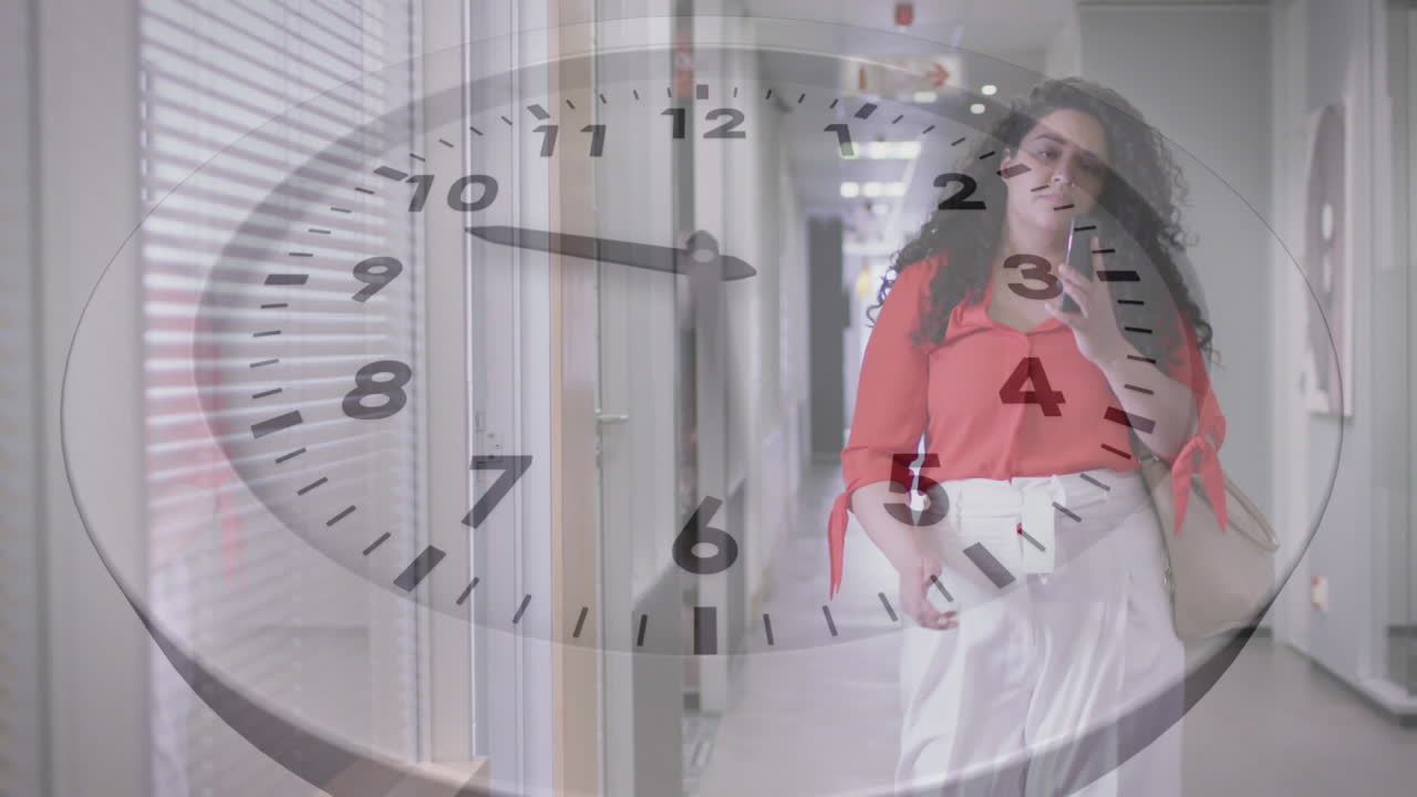 Animación de un reloj que hace tictac junto a una mujer birracial hablando por smartphone y caminando por un pasillo de oficina.