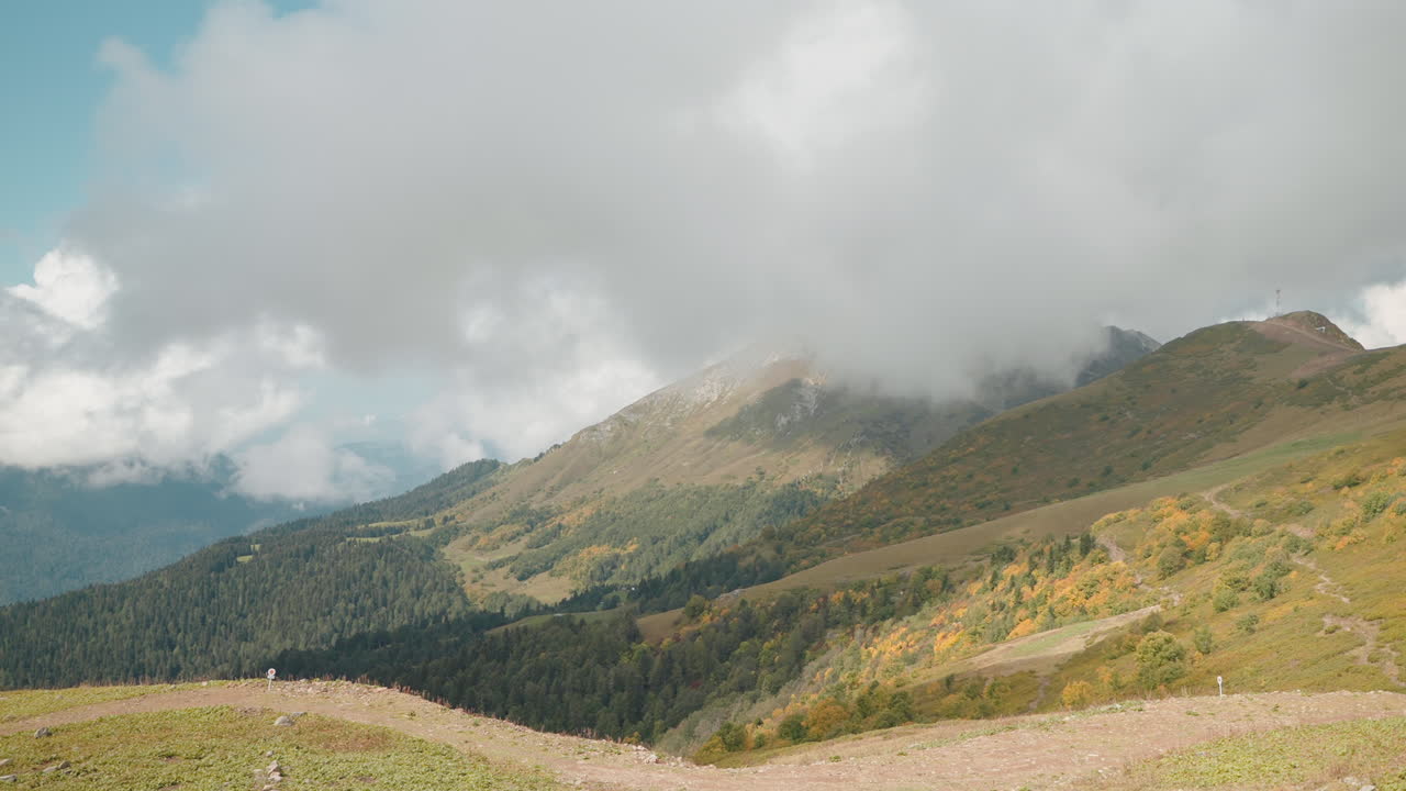 가을의 잎자루와 구름이 있는 산악 풍경