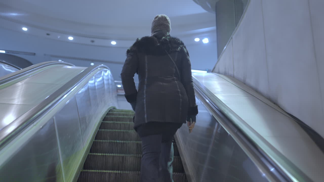 에스컬레이터에 사람들