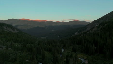 Filmische-Luftdrohne-Breckenridge,-Ikonischer-Blauer-See-In-Der-Nähe-Des-Blauen-Flusses,-Wildnis,-Zwickmühle,-Gipfel,-Spätsommer,-Sonnenuntergang,-Nachmittag,-Grünes,-Ruhiges-Wasser,-Felsige-Berge,-Kenosha-Pass,-Beruhigende-Dämmerung,-Vorwärtsbewegung-Nach-Oben