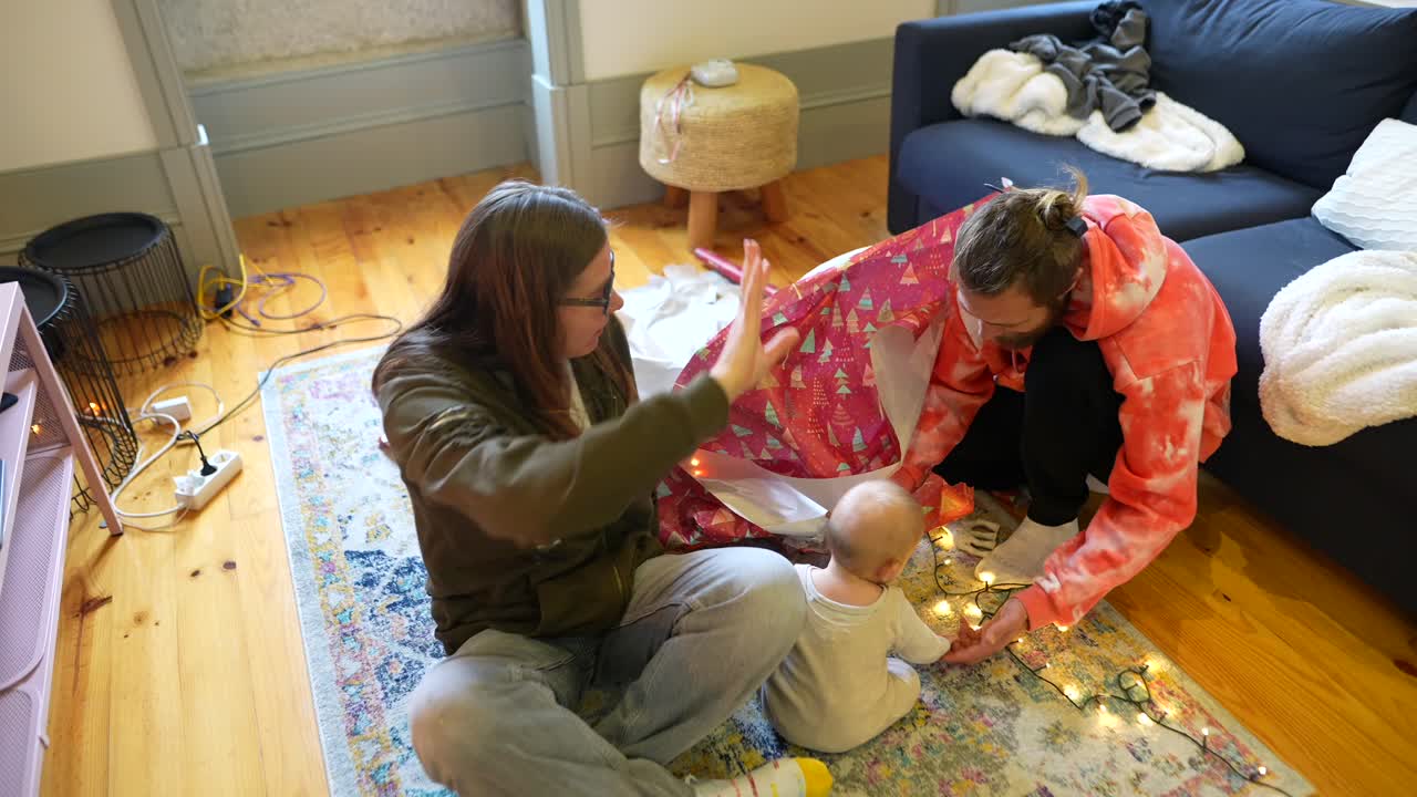 행복한 가족 크리스마스 선물을 풀고