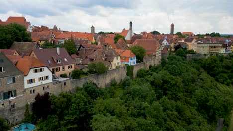 4k drona lotnicza wideo budynków wzdłuż muru bawarskiego miasta rothenburg ob der tauber, niemcy