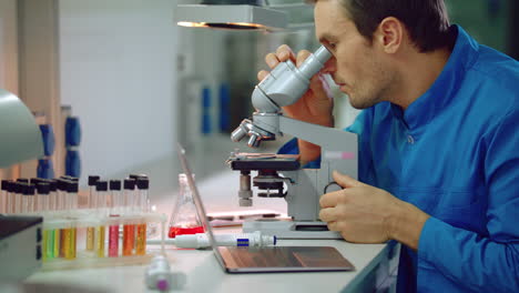 Científico-Usando-Microscopio-En-Laboratorio.-Investigación-De-Laboratorio-Médico