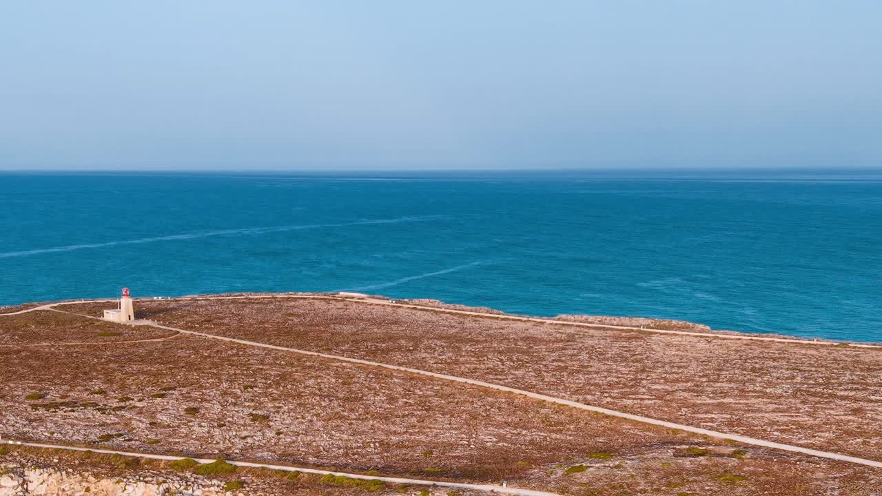 Esplora la zona costiera del Portogallo vicino al faro e all'oceano