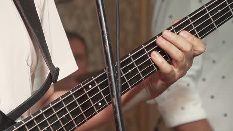 guitarrista toca la guitarra como parte de una banda en un concierto