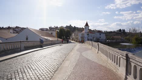 Tomar-Stadtansicht-Mit-Nabao-Fluss,-In-Portugal