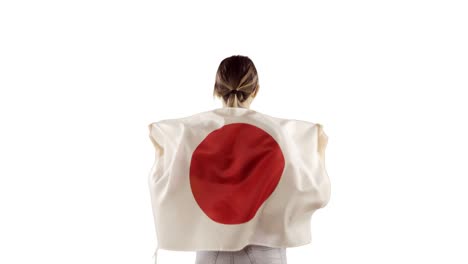 la mujer rubia se retira y levanta a un japonés sobre un fondo blanco.