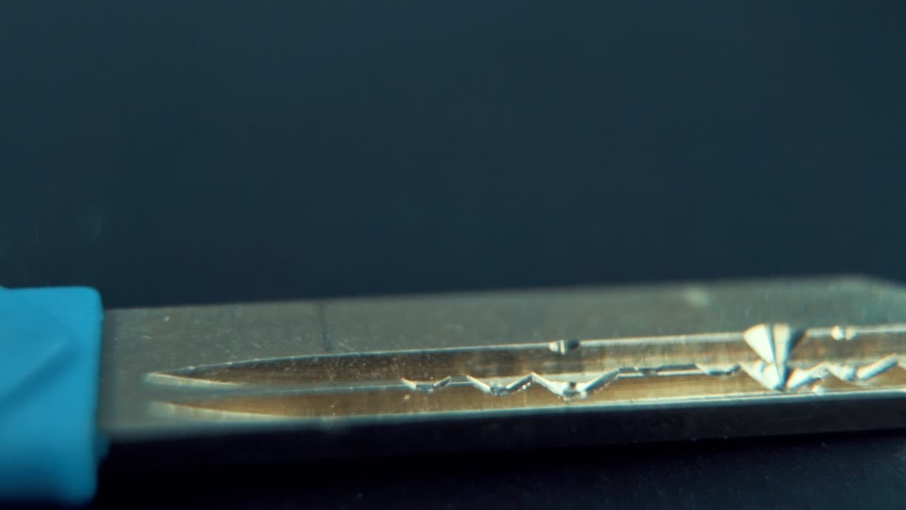 금속 집 열 ⁇ 의 클로즈업 매크로 영화 슬라이드  ⁇ , 스튜디오 조명, 슬로우 모션, 120fps, 풀 hd