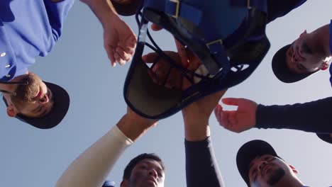 baseball players preparing the match