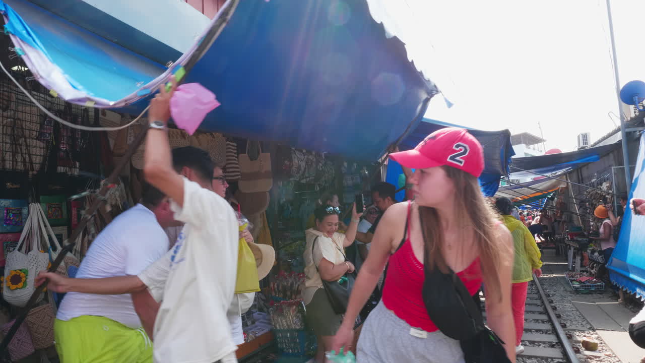 оживленная уличная рыночная сцена