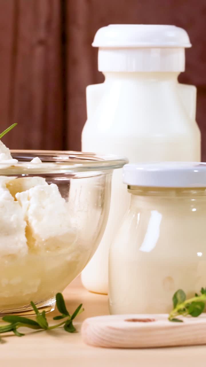 나무 표면에 배열 된 다양한 유제품