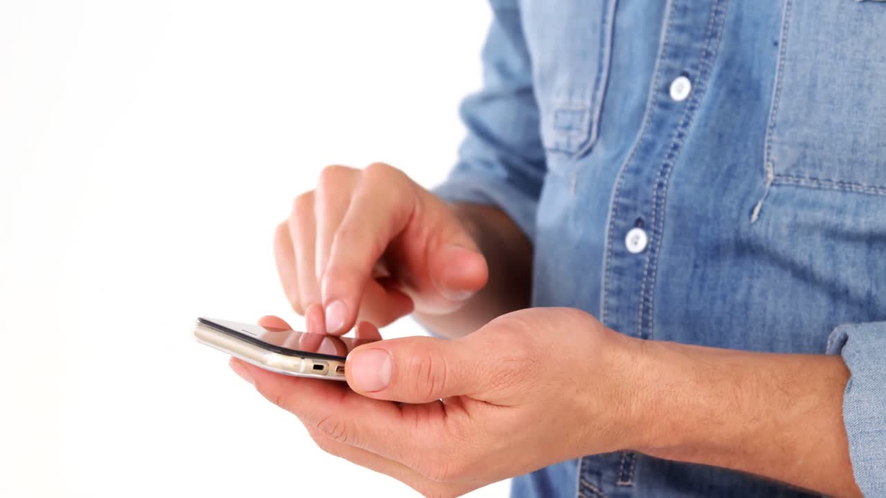 sección media de un hombre usando un teléfono móvil