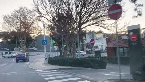 tiro de conducción de punto de vista de otoño en cascais, portugal al amanecer