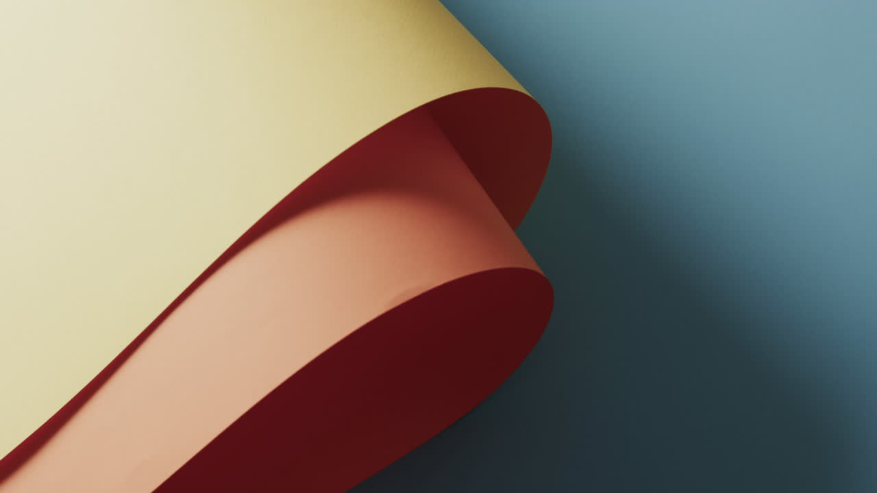 primer plano de un pedazo de papel enrollado de color beige sobre un fondo azul con espacio de copia en cámara lenta