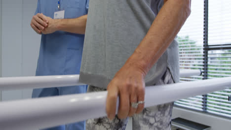 mujer con pierna protésica en el hospital