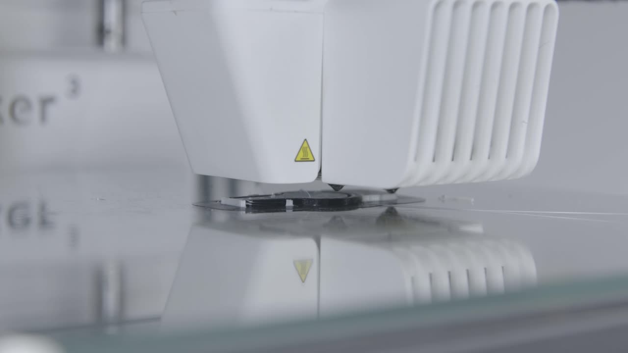 개체를 제조하는 직장에서 3d 프린터