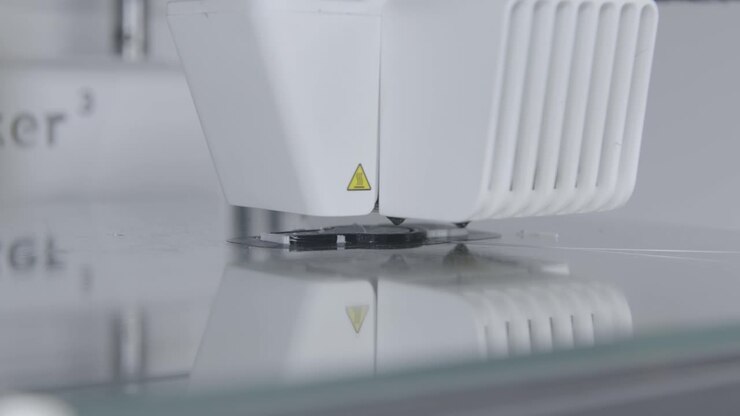 Stampante 3D in funzione che produce un oggetto.