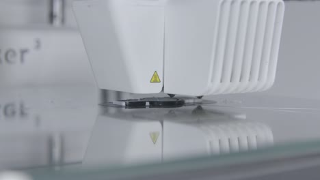 impresora 3d en el trabajo de fabricación de un objeto