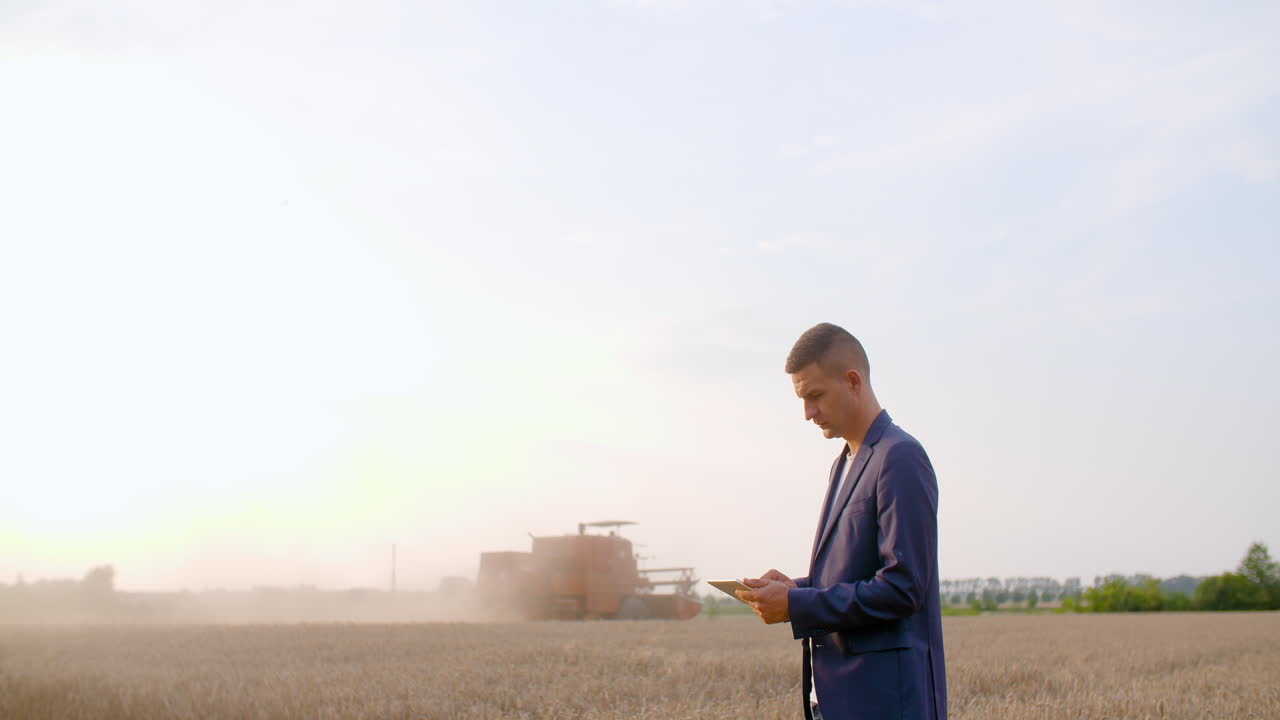 сельскохозяйственный фермер использует цифровой планшет во время сбора урожая 4