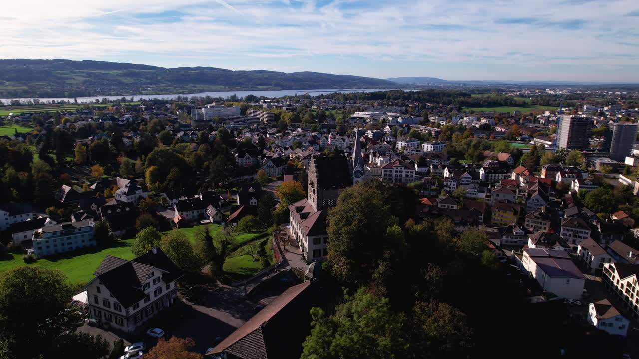 Flyv rundt om Uster slot med byen i baggrunden, Schweiz