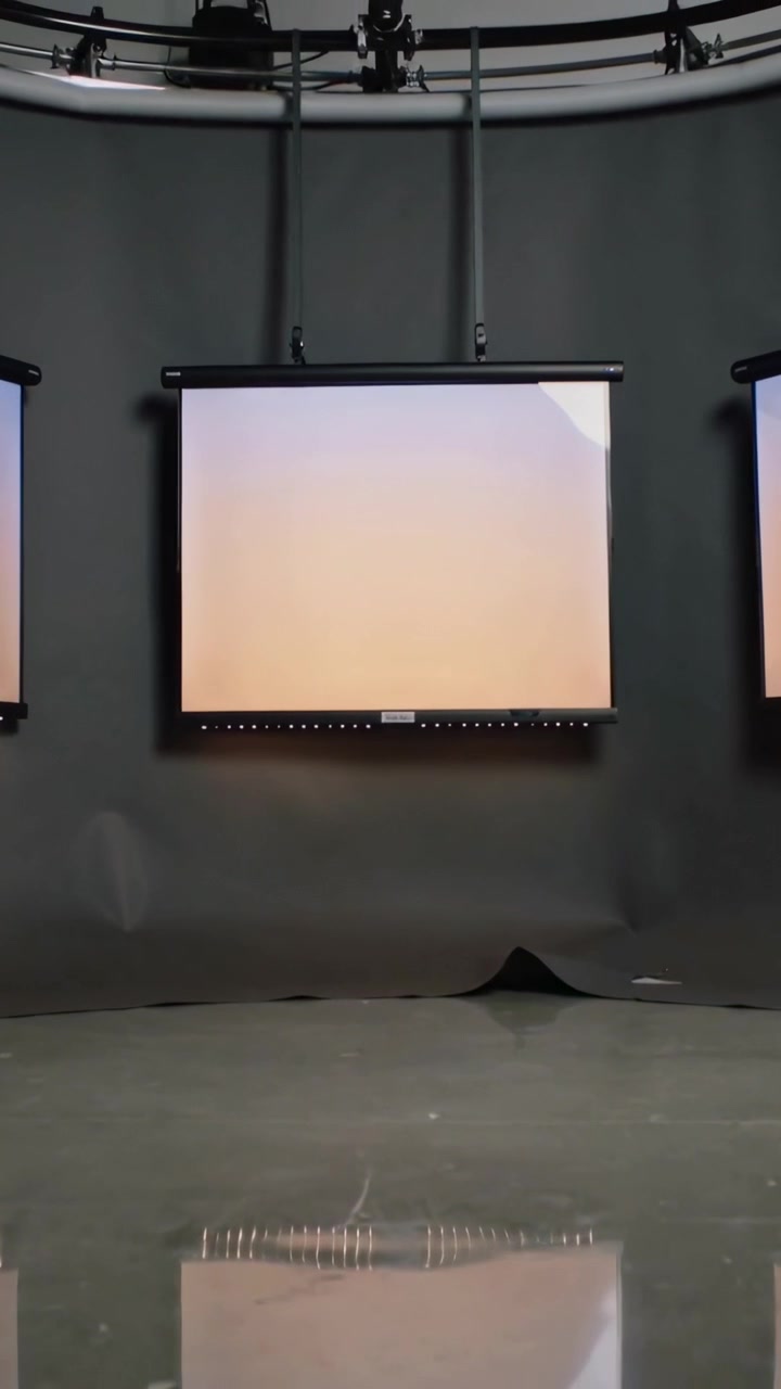 Video verticale: Proiettore che alimenta lo schermo centrale mostrando una sfumatura calda e un angolo per un test in studio.