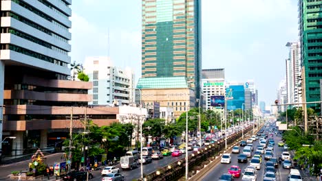 tráfico de lapso de tiempo en la carretera de la ciudad en bangkok, tailandia.