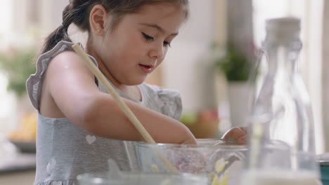 Kleines-Mädchen-Hilft-Mutter-Beim-Backen-In-Der-Küche,-Mischt-Zutaten,-Backt-Kekse-Und-Bereitet-Rezept-Zu-Hause-Vor,-Während-Mutter-Ihrer-Tochter-Am-Wochenende-Etwas-Beibringt