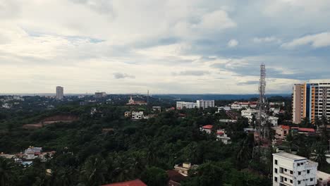vegetación y edificios en el distrito de mangalore, india. estático