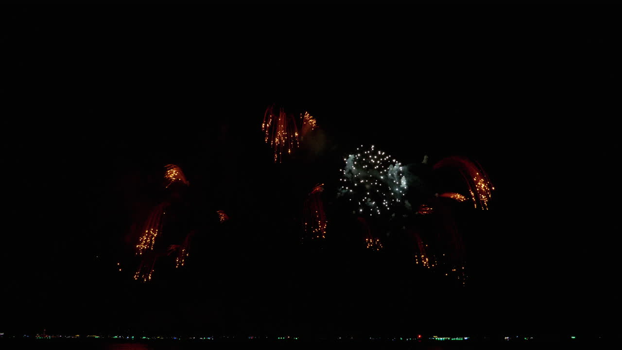 deslumbrante exhibición pirotécnica para el festival internacional de fuegos artificiales de pattaya 2023, celebrado en la provincia de chonburi en tailandia