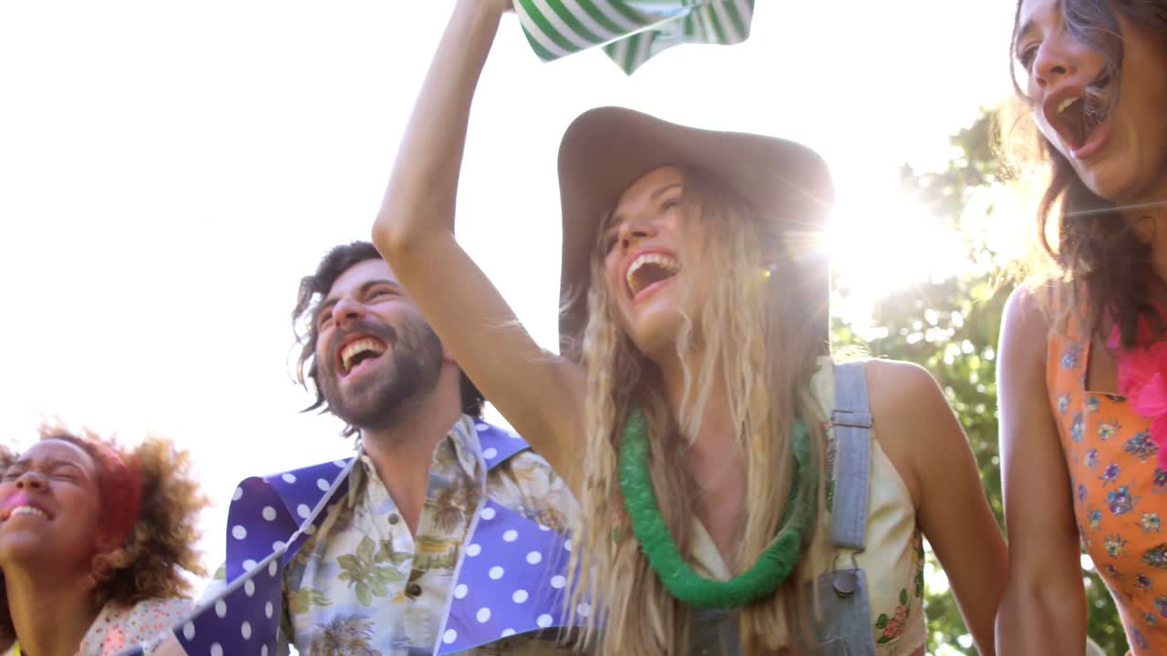 amigos hipsters gritando y disfrutando