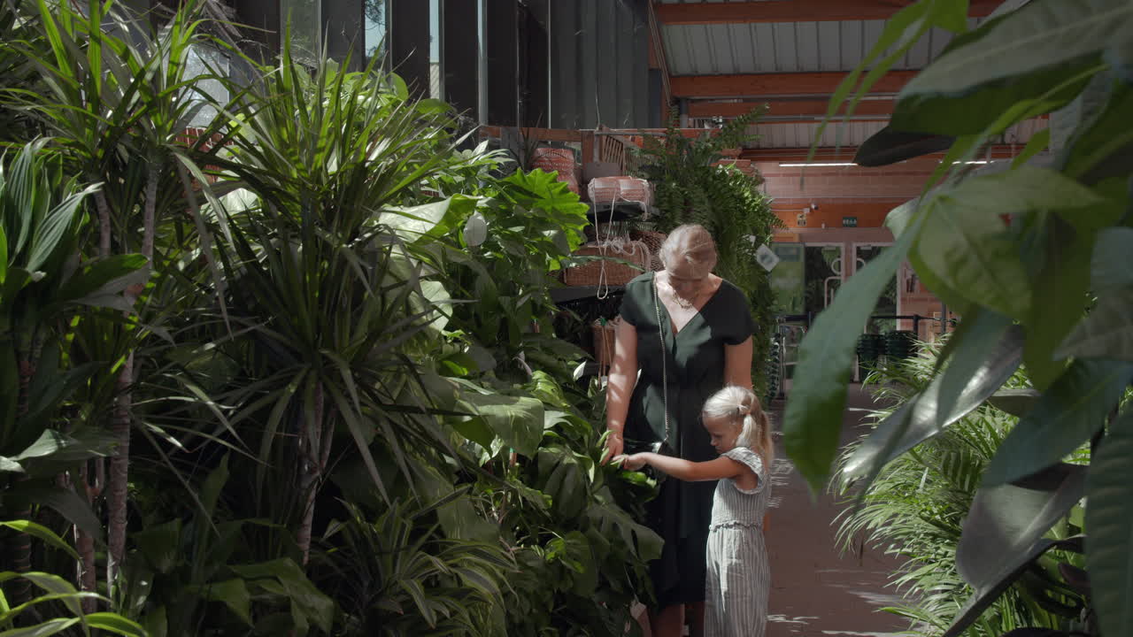 madre e hija en el invernadero