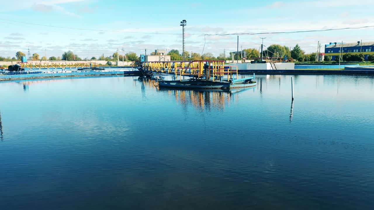 하수 청소 시설 에 있는 큰 물 저수지. 위쪽 에서 볼 수 있다
