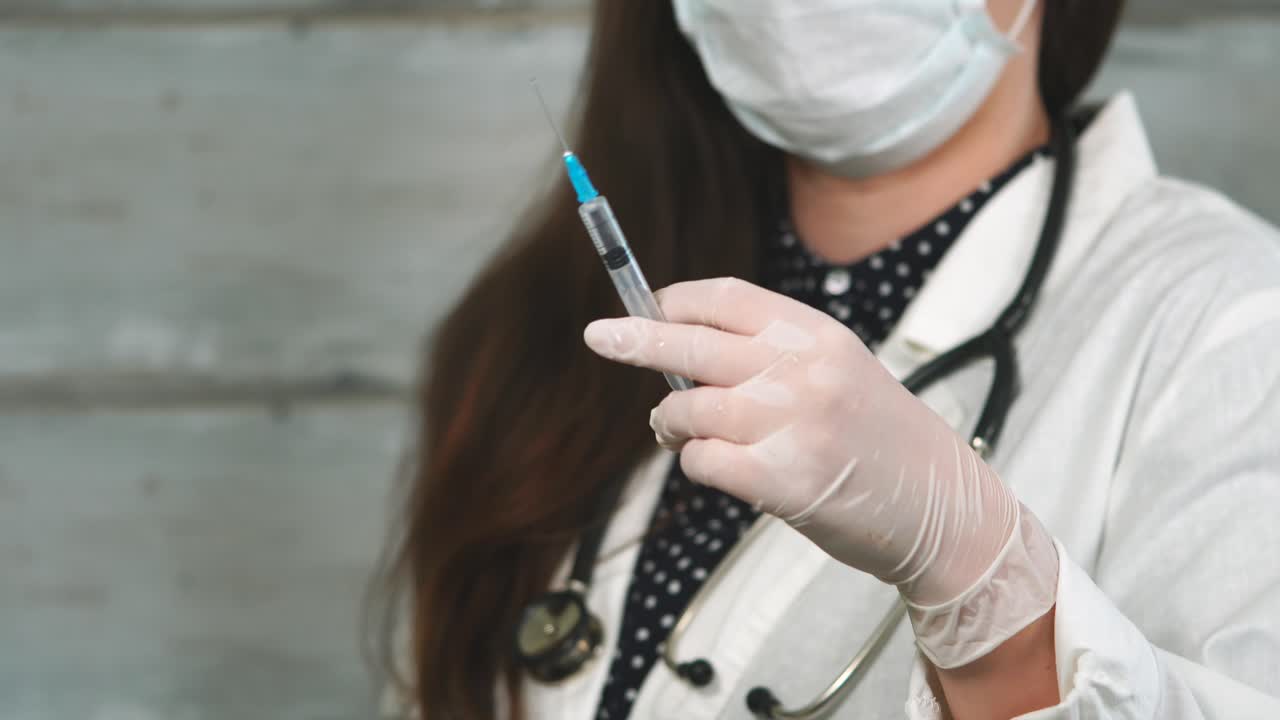 médico con una jeringa