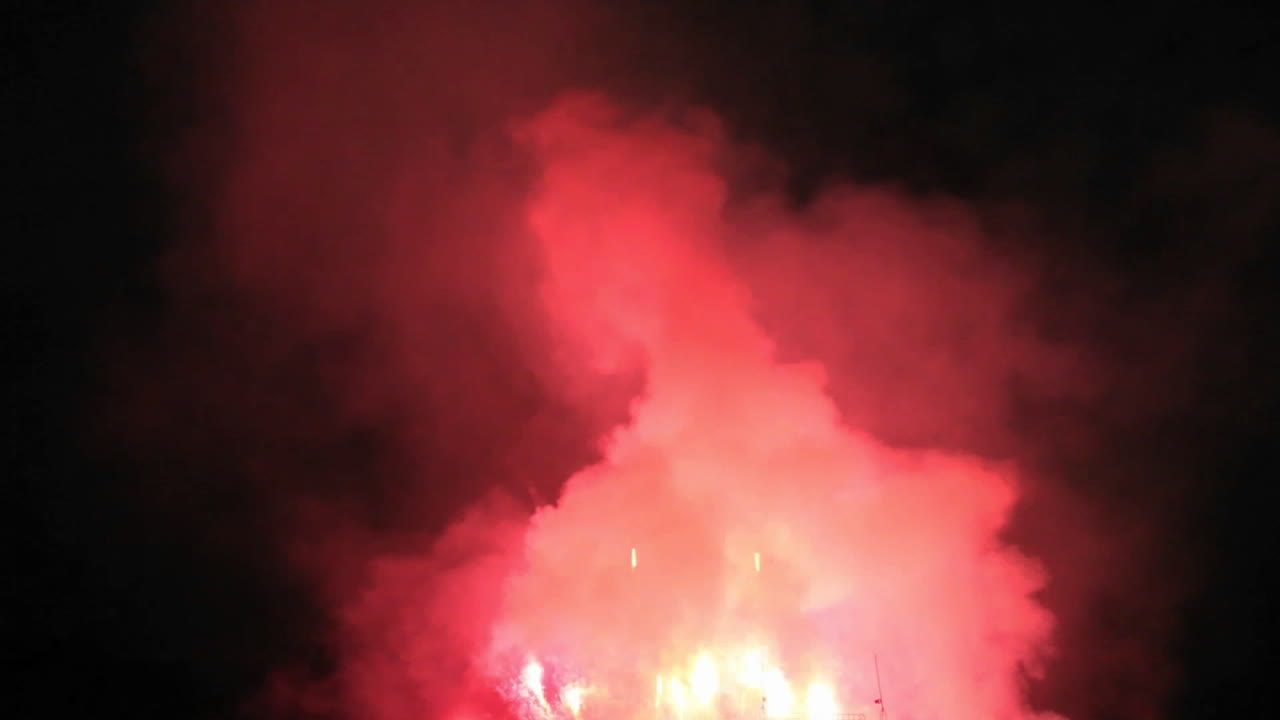 un espectáculo de fuegos artificiales en la noche 6