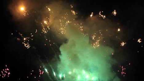 un espectáculo de fuegos artificiales en la noche 6