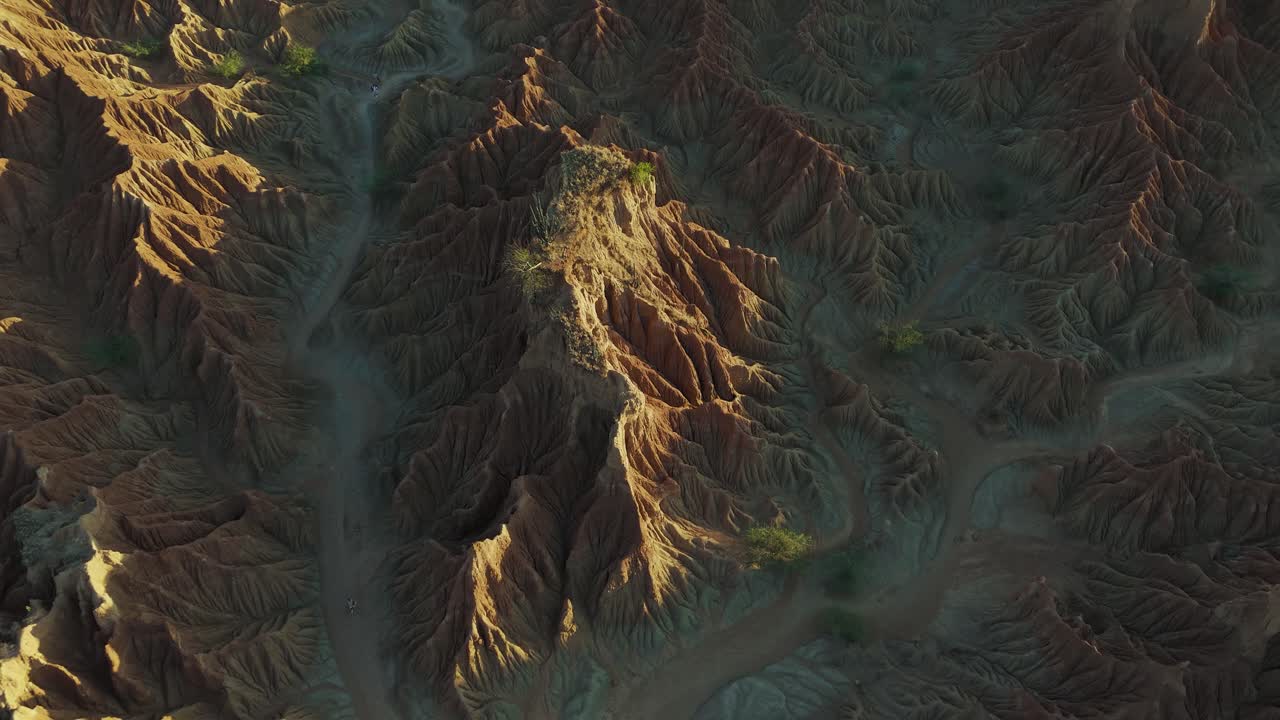 cordilleras de formación de tierra erosionadas en el desierto de tatacoa en colombia, aérea