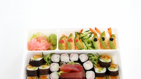 de una bandeja de sushi variada