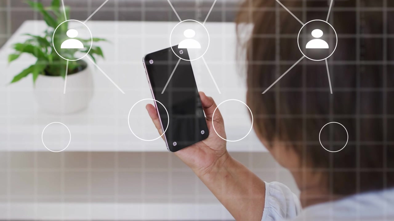 Donna che tiene in mano uno smartphone vicino a uno scaffale bianco, mentre una griglia animata e nodi utente formano un social network.