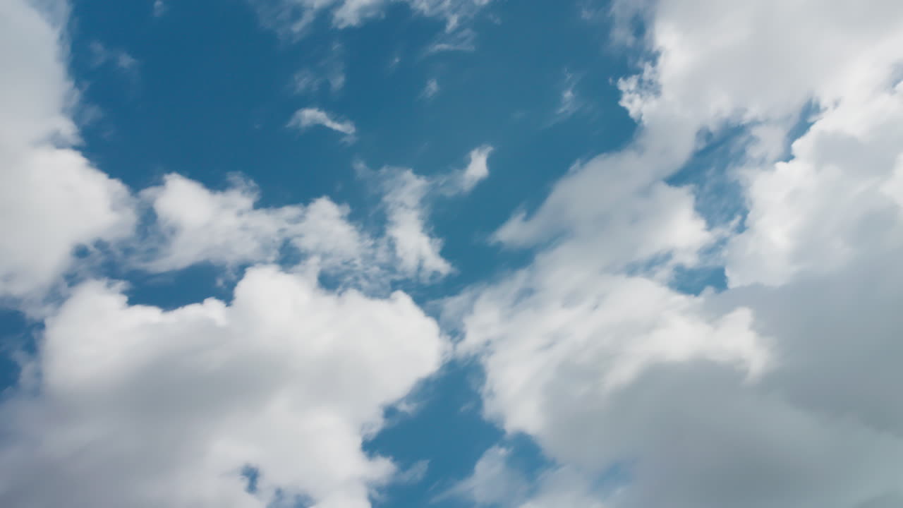 imágenes de mano de un cielo azul claro con nubes