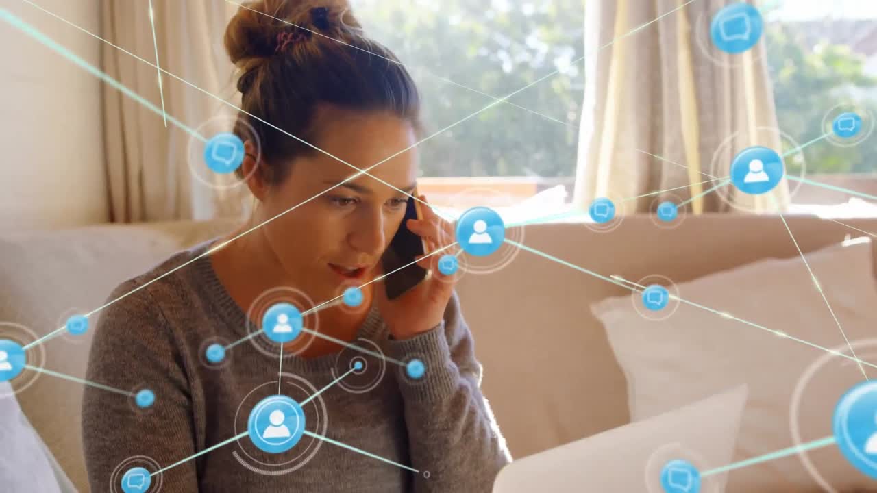 animación de una red de iconos digitales sobre una mujer caucásica hablando en su teléfono inteligente en casa.