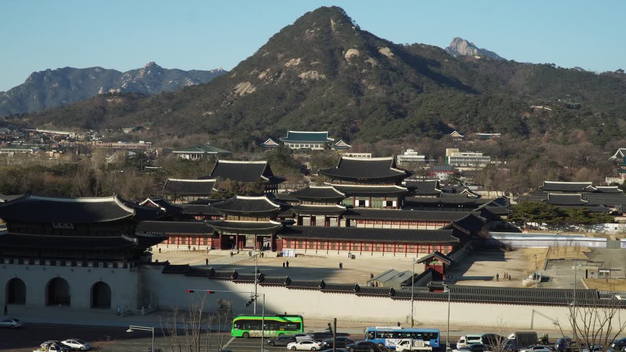 서울의 북악산이 있는 광화문 경복궁의 탁 트인 전망, 탑 뷰, 겨울