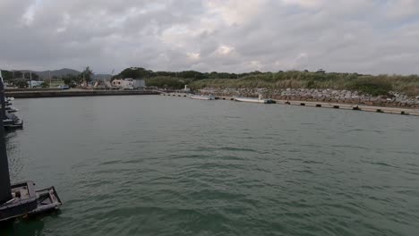 POV-Zeitraffer-Von-Der-Vorderseite-Des-Bootes,-Das-In-Den-Hafen-Einer-Kleinstadt-Fährt