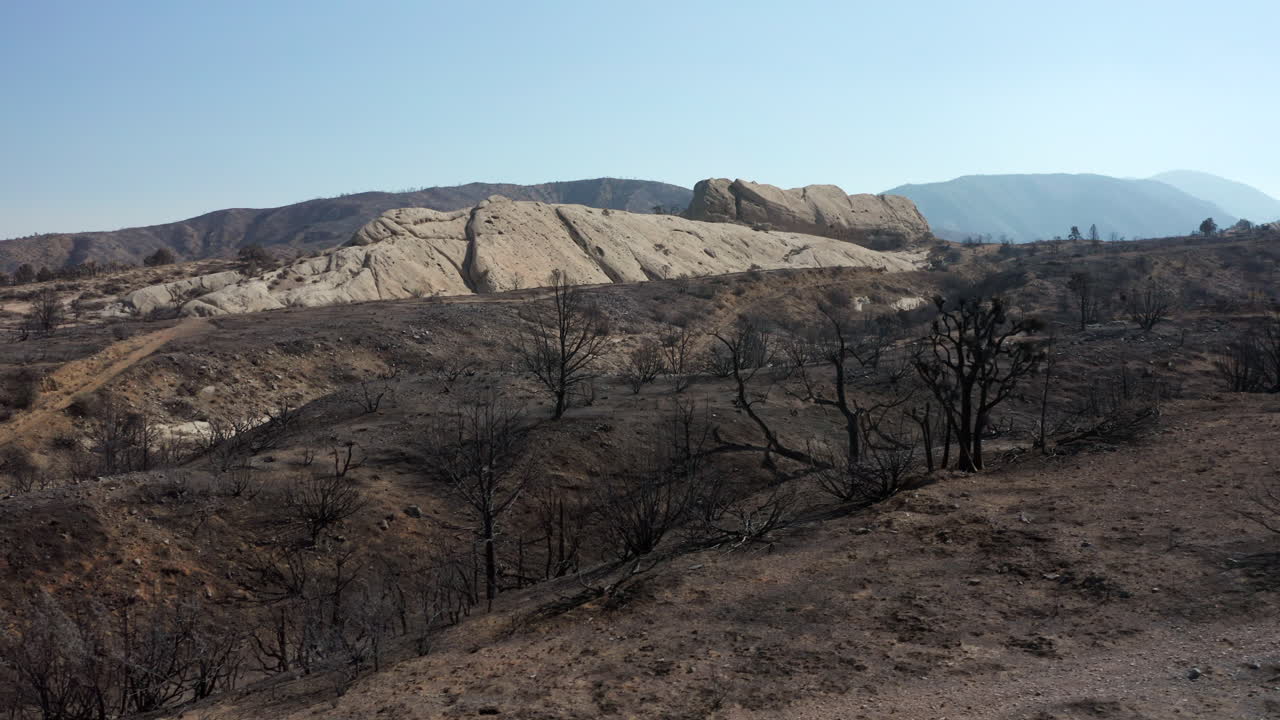 tierra dejada marcada por incendios forestales estacionales - vista aérea