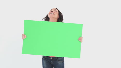 mujer sacudiendo la tarjeta verde
