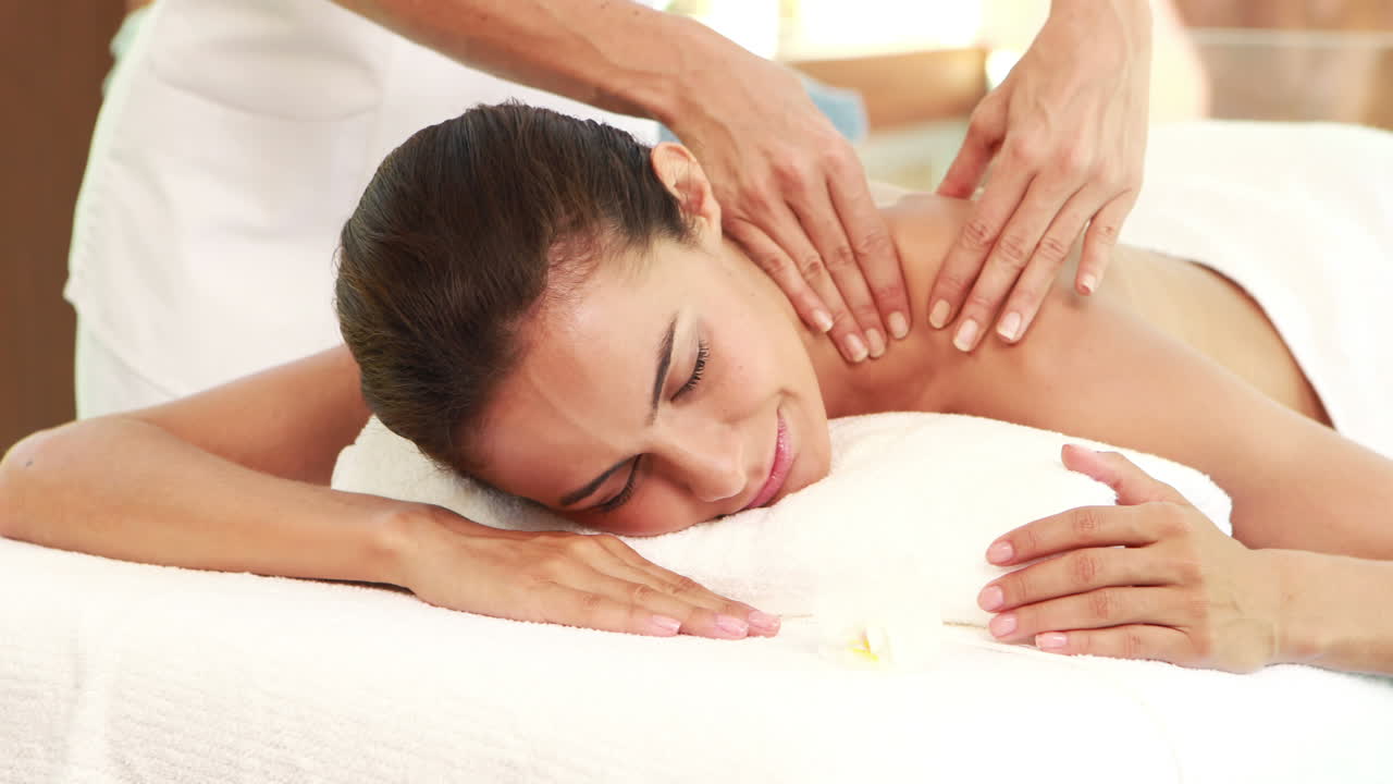 masajista dando masajes para relajar a la mujer