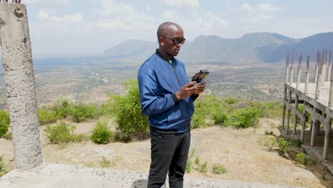 ingeniero africano inspector vigilancia operativo drone piloto